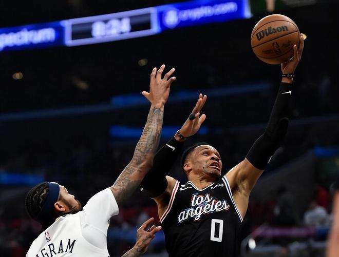 包含里尔遭逢两员主力伤退，战绩起伏不定的词条