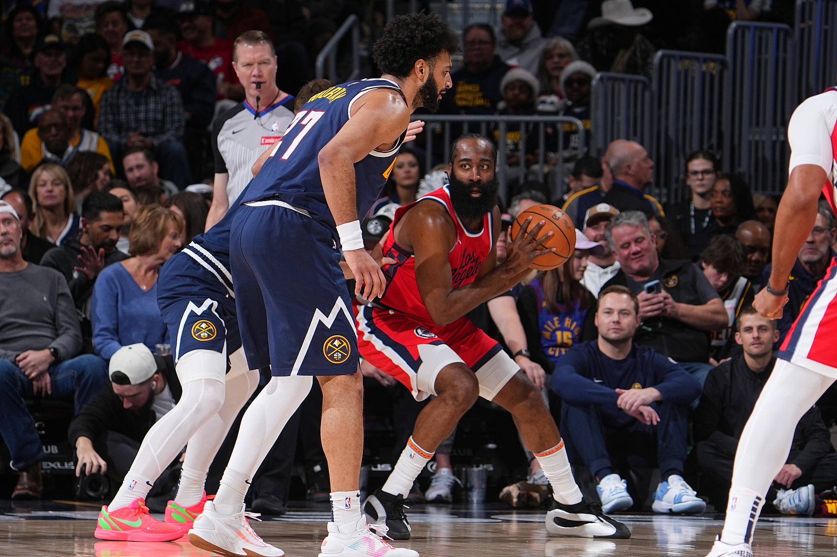 包含哈登在曼联比赛中精彩发挥，出色防守引发热议！的词条